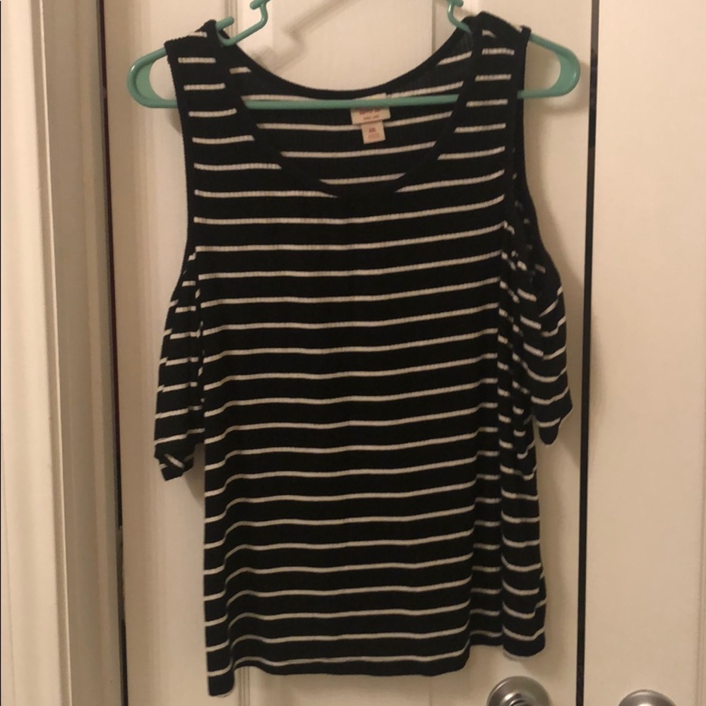 MOSSIMO SUPPLY CO shirt with shoulder cut out